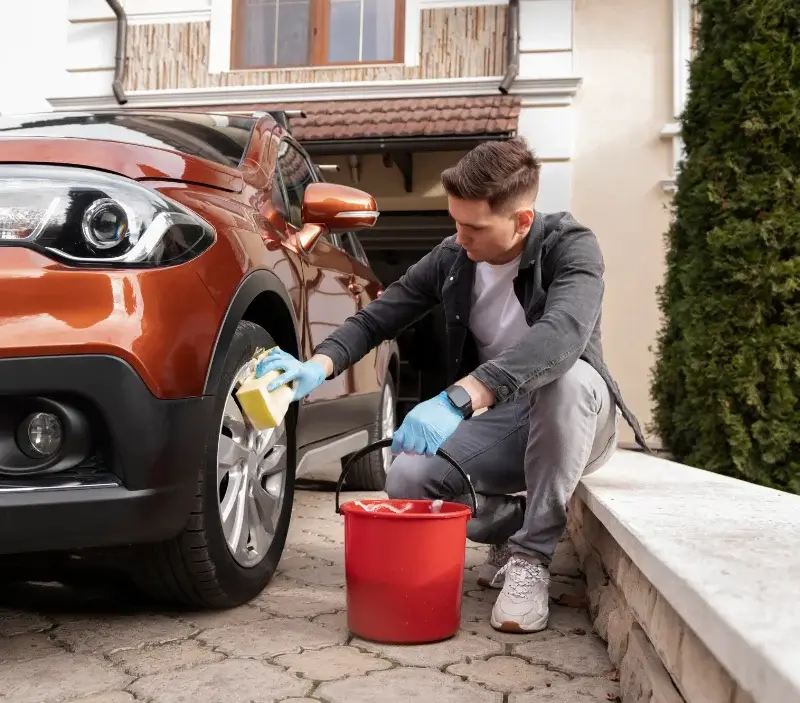 Lavage auto à domicile Saint-Castin : professionnel intervenant sur un véhicule